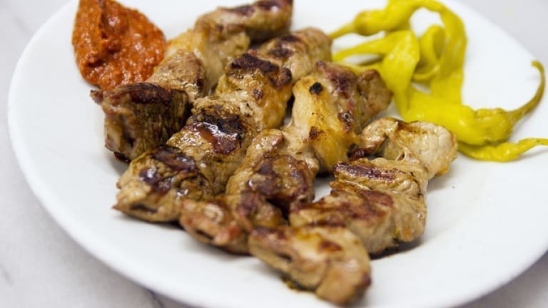 Shish kebab turchi. Involtini di agnello cotti alla griglia. Spiedini speziati.