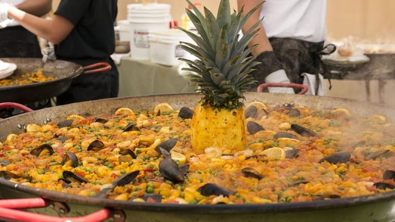 Paella mista ricetta originale spagnola: cozze, pollo, gamberi, pesce e carne