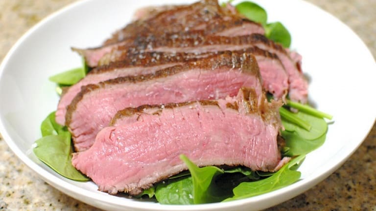 Tagliata di flank steak su letto di insalata. Le migliori ricette barbecue