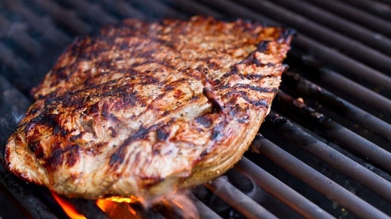 Flank steak alla griglia: come cuocere la bavetta