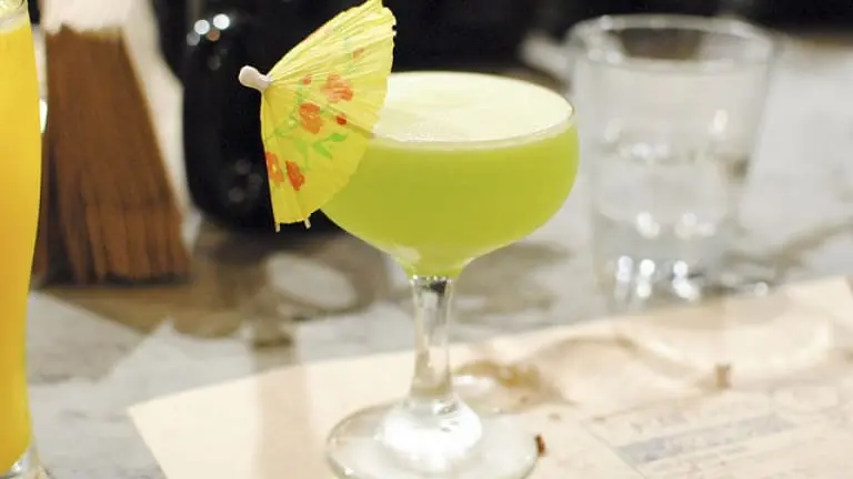Midori sour cocktail: ricetta e ingredienti per il drink perfetto!