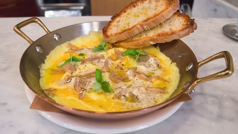 Uova strapazzate gourmet con tartufo fresco a scaglie. Ricetta facile e veloce.