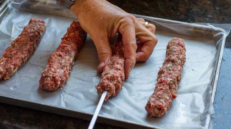 Come preparare i kebab di agnello, aglio, cumino e aneto. Ricetta indiana
