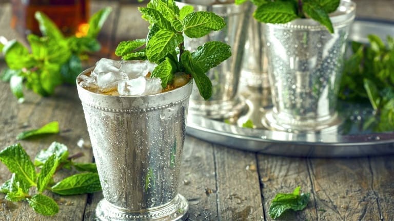 Mint Julep in coppe di argento, cocktail con whiskey e menta, cocktail americano