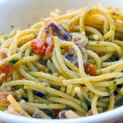Spaghetti con pesto alla trapanese, ricetta originale siciliana. Pesto siciliano