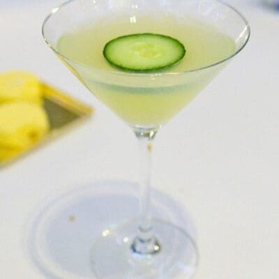 Hulk Potion, cocktail con assenzio, cetriolo, gin e vodka ricetta per fare aperitivo alcolico potente, drink verde