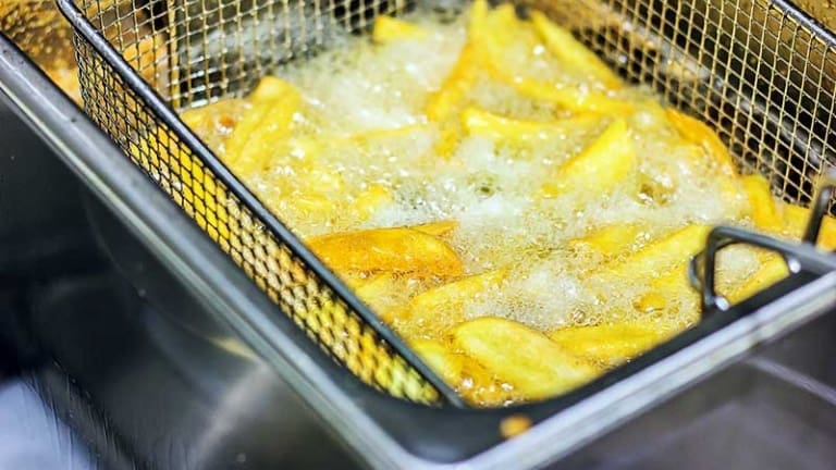 Friggere le patatine per fare il fish and chips, chips, patate fritte ricetta