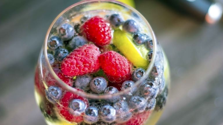 Cocktail estate 2015: sangria bianca con frutti di bosco e gin: ricetta cocktail