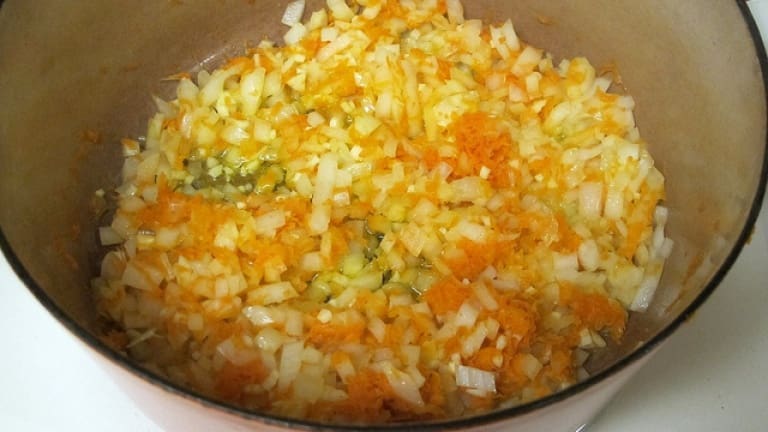 Soffritto di cipolla, sedano e carota per il ragù di carne alla bolognese.