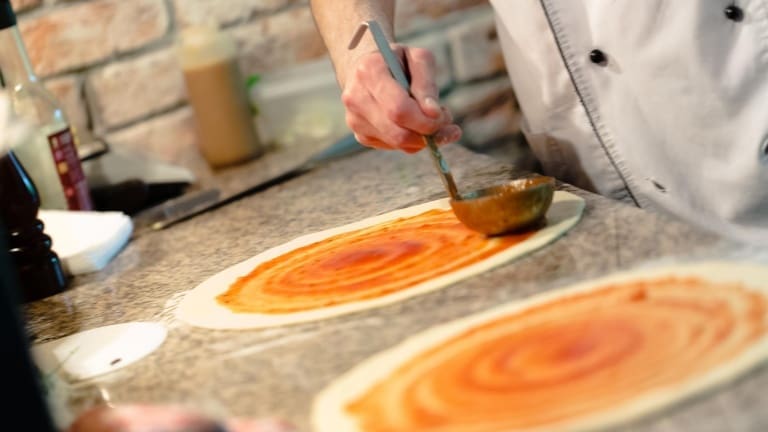 Preparazione della pizza Margherita napoletana, come fare la pizza in casa