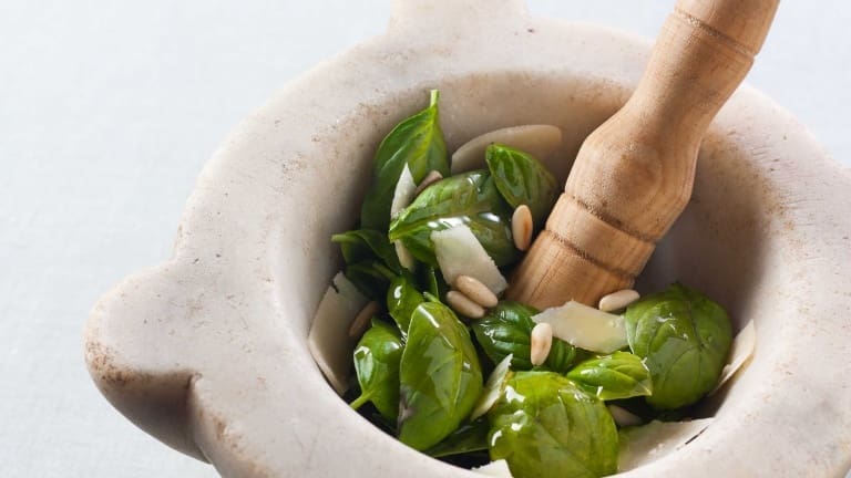 Ingredienti e preparazione del pesto alla genovese originale, salsa di basilico 