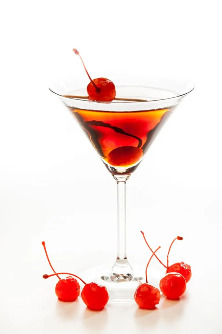 Manhattan cocktail recipe with cherry, mixing drink, the best cockctail recipes