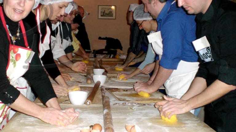 Corso di cucina romagnola in agriturismo. Pasta al mattarello, tagliatelle. 