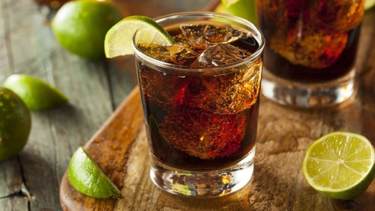 Whiskey e cola cocktail, cocktail con il whiskey, coca cola ghiacciata