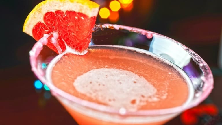 Daiquiri al pompelmo rosa e finocchio, cocktail rosa in coppetta con rum bianco