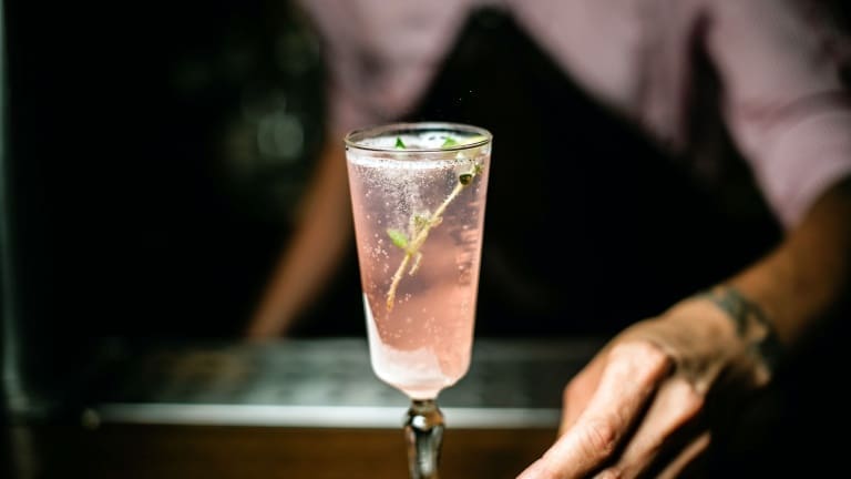 Heidi cocktail, nuovo cocktail con spumante rosato gin maggiorana succo di mela 