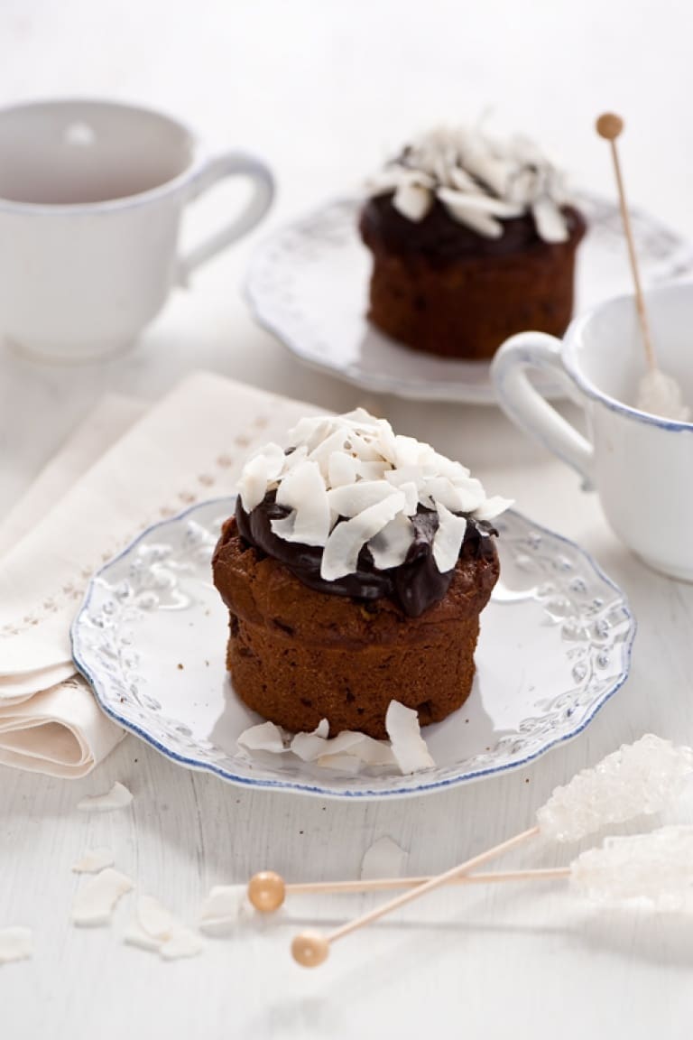 Muffin al cioccolato con ganache e scaglie di cocco, ricetta top