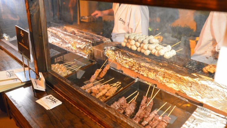 Cucina giapponese, Yakitori di pollo, venditore di spiedini, ricetta giapponese