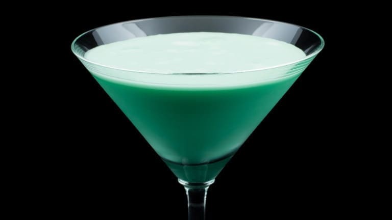 Grasshopper cocktail recipe, green cocktail with creme de menthe crème de cacao 