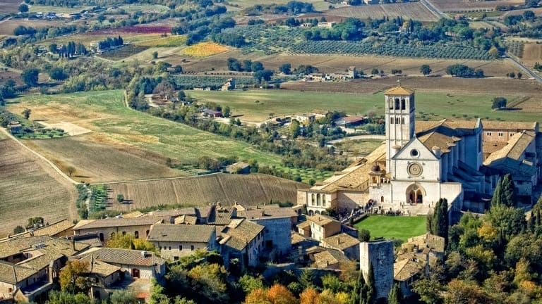 Assisi and St. Francis church. Free travel guide to Umbria: wines and cities!