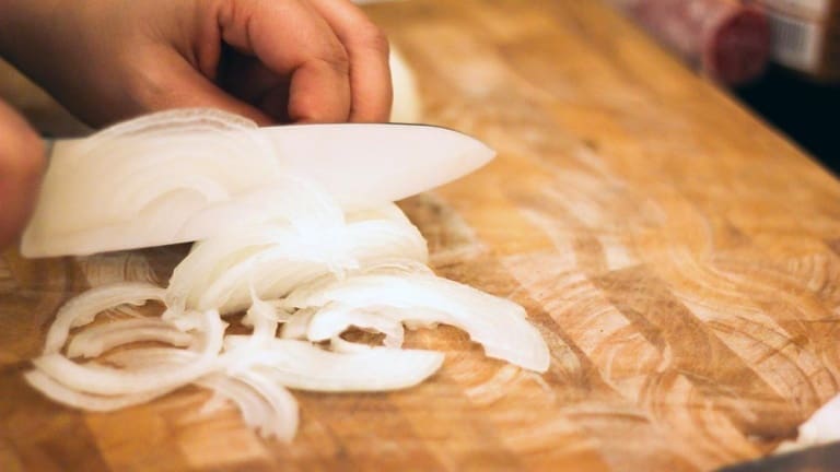 Affetrtare la cipolla, preparazione risotto alla milanese, grandi ricette 