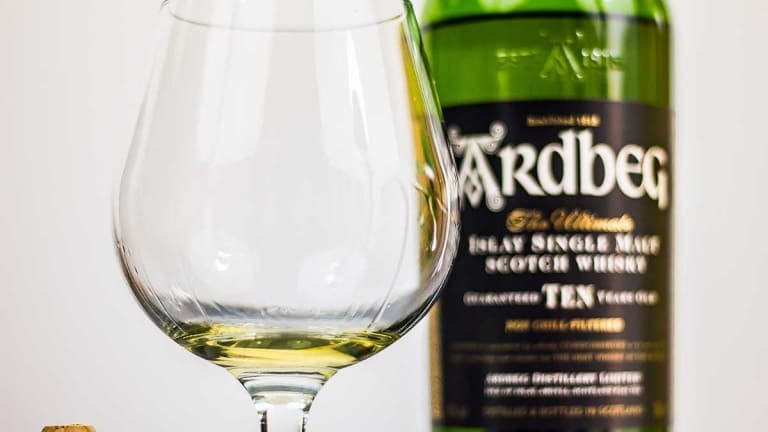 Ardbeg 10 anni, bicchiere di whisky scozzese torbato di Islay, degustazione
