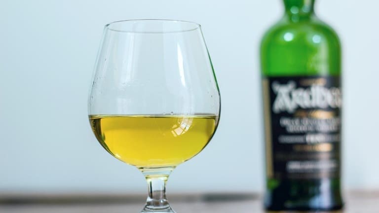 Ardbeg 10 years old single malt whisky: recensione, prezzo e caratteristiche di un distillato capolavoro
