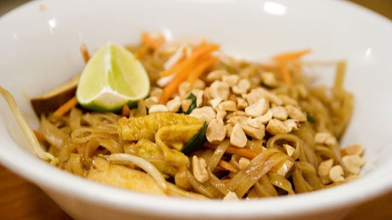 Pad Thai ricetta originale tailandese, spaghetti di riso saltati nel wok