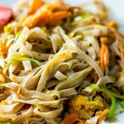 Pad Thai, spaghetti con gamberi arachidi e tamarindo cibo thailandese, noodles