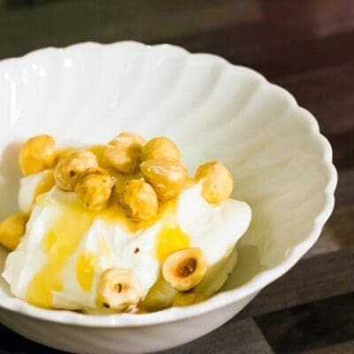 Yogurt greco con nocciole, miele e zenzero ricetta facile e veloce per fare la colazione dei campioni