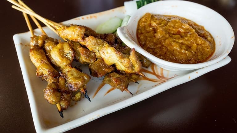 Satay di pollo con salsa di arachidi piccante: la ricetta originale indonesiana