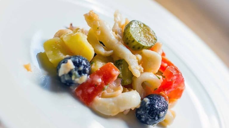 Insalata di seppie con olive peperoni cetrioli e patate, antipasti di pesce
