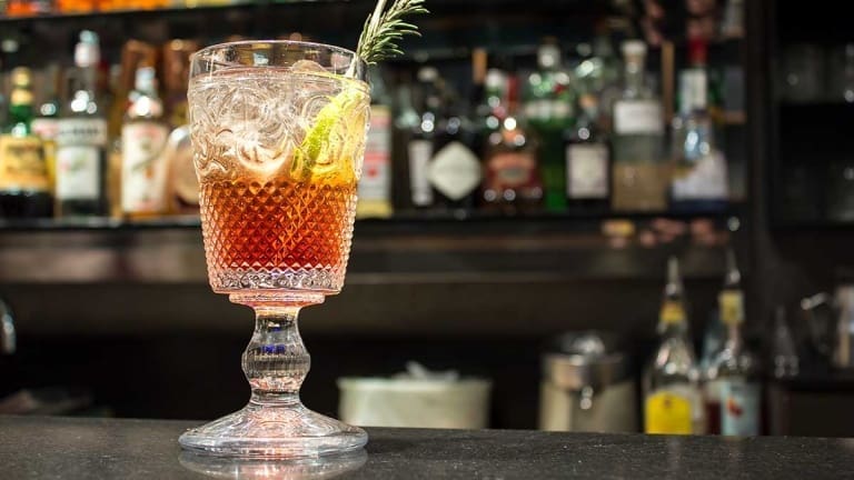 Aperitivo alcolico con tequila acqua tonica rosmarino e Cynar, cocktail 2017