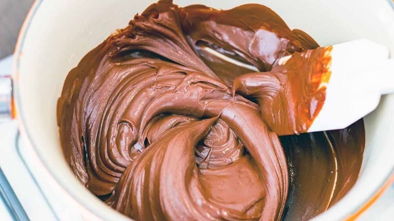 Cioccolato fuso a bagnomaria per fare muffin al cioccolato e noci, ricetta