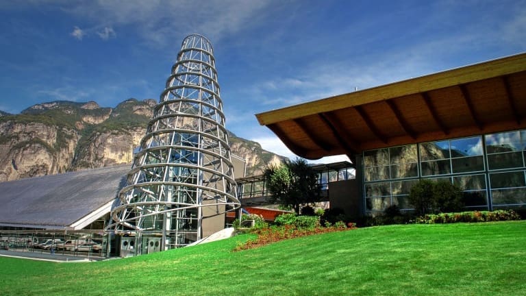 Wine tour in Trentino con escursioni in montagna, visita a distillerie e cantine