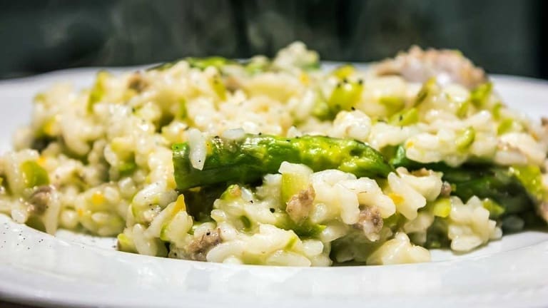 Risotto con asparagi e salsiccia, ricetta di primavera con asparagi, i migliori 