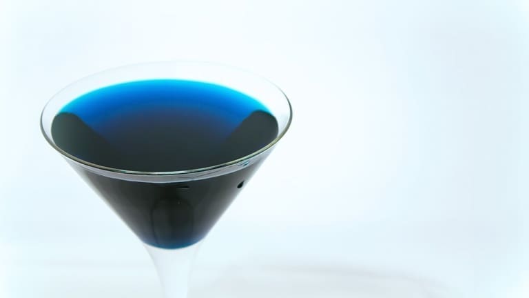 Cocktail blue con tequila e ciliegie, sangue in piscina, cocktail alcolico