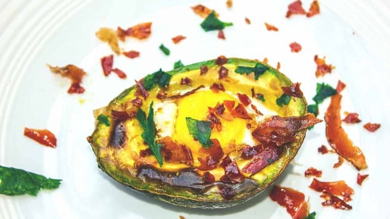 Avocado and bacon egg boats recipes, healthy light recipes with avocado