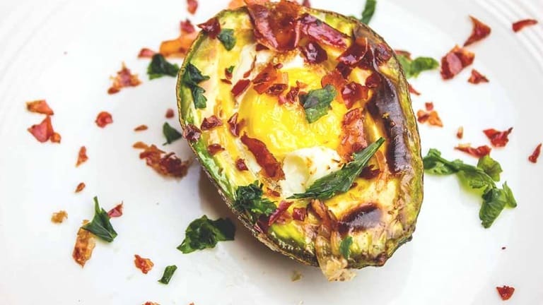 Avocado baked eggs with bacon: the ultimate recipe