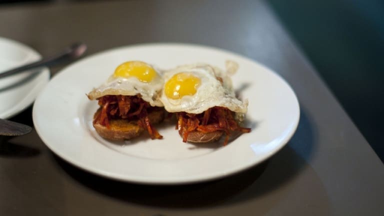 Tapas con chorizo croccante e uovo fritto: gli stuzzichini definiti per i vostri apericena!