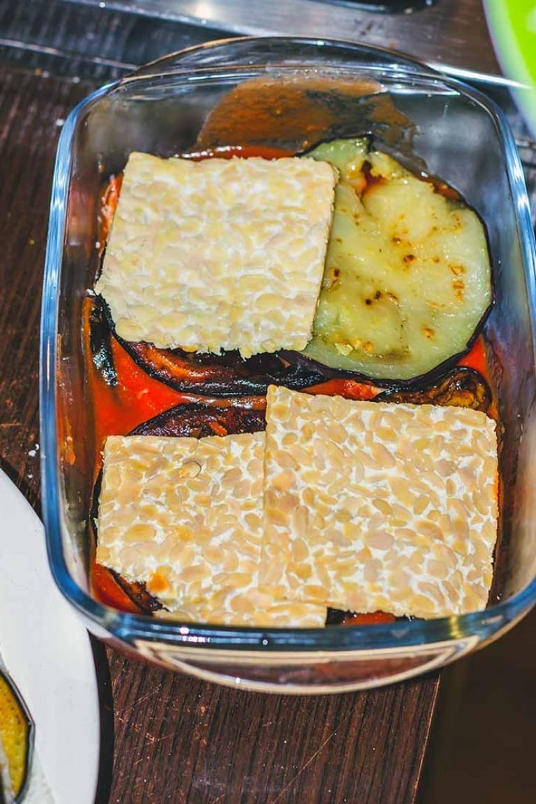 Parmigiana di melanzane vegana con tempeh e sugo di pomodoro, ricette vegan
