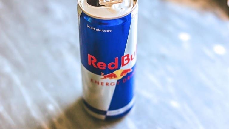 Red Bull, review of the energy drink with taurine and caffeine that is bad for health and causes diabetes