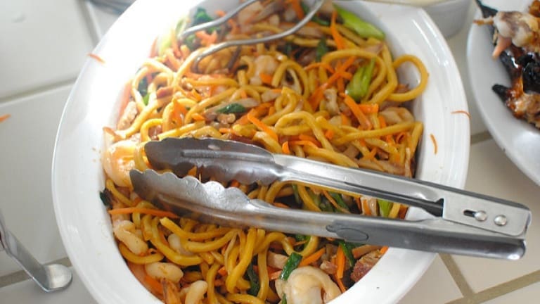 Noodles cinesi con gamberi e verdure a Shanghai ricetta originale cinese noodles