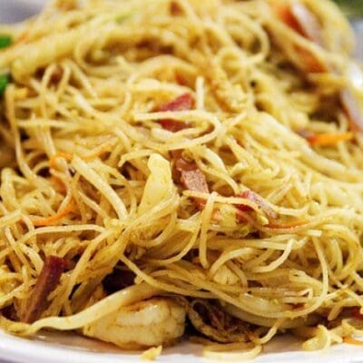 Spaghetti di riso con gamberi e verdure ricetta originale cinese, cibo cinese