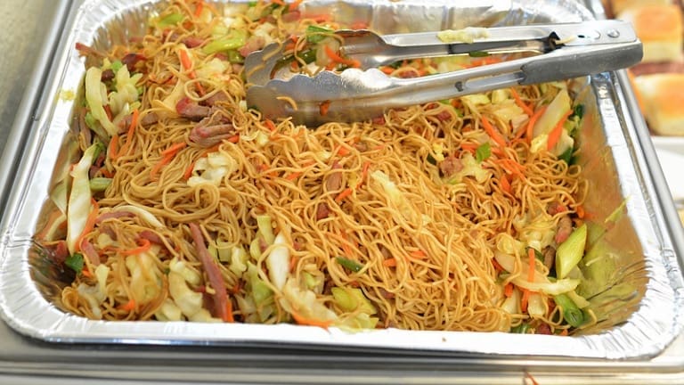 Noodles cinesi saltati nel wok con maiale e verdure, cibo cinese, cucina cinese