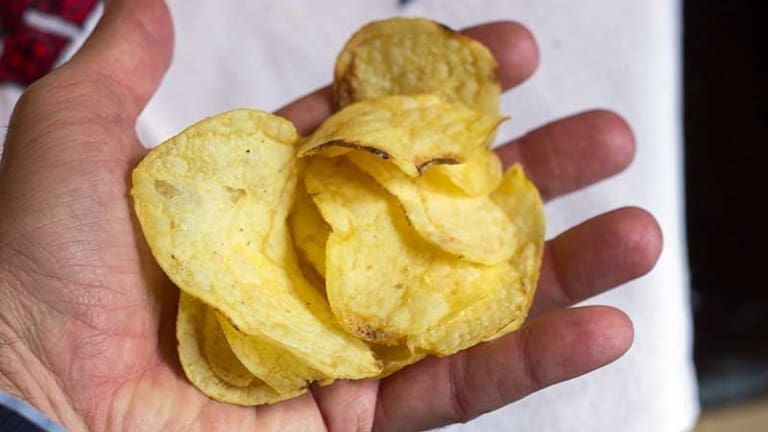 Patatine fritte, fette biscottate, chips, crocchette fritto causano il cancro
