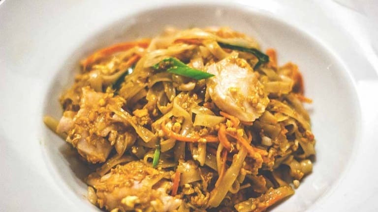 Pad Thai, piatto thailandese con gamberi pollo e tamarindo, abbinamento Fiano