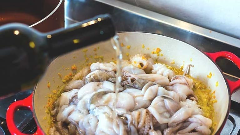 How to cook stewed baby octopus, which pot to use, recipe and ingredients