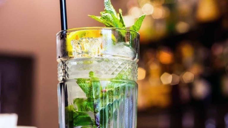 Aperitivi alcolici, le ricette dei cocktail più richiesti in discoteca