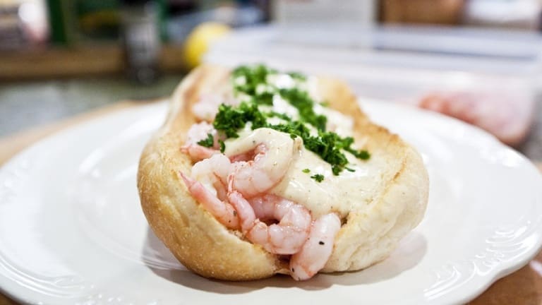Shrimp roll, panino americano con gamberi, maionese e formaggio fuso